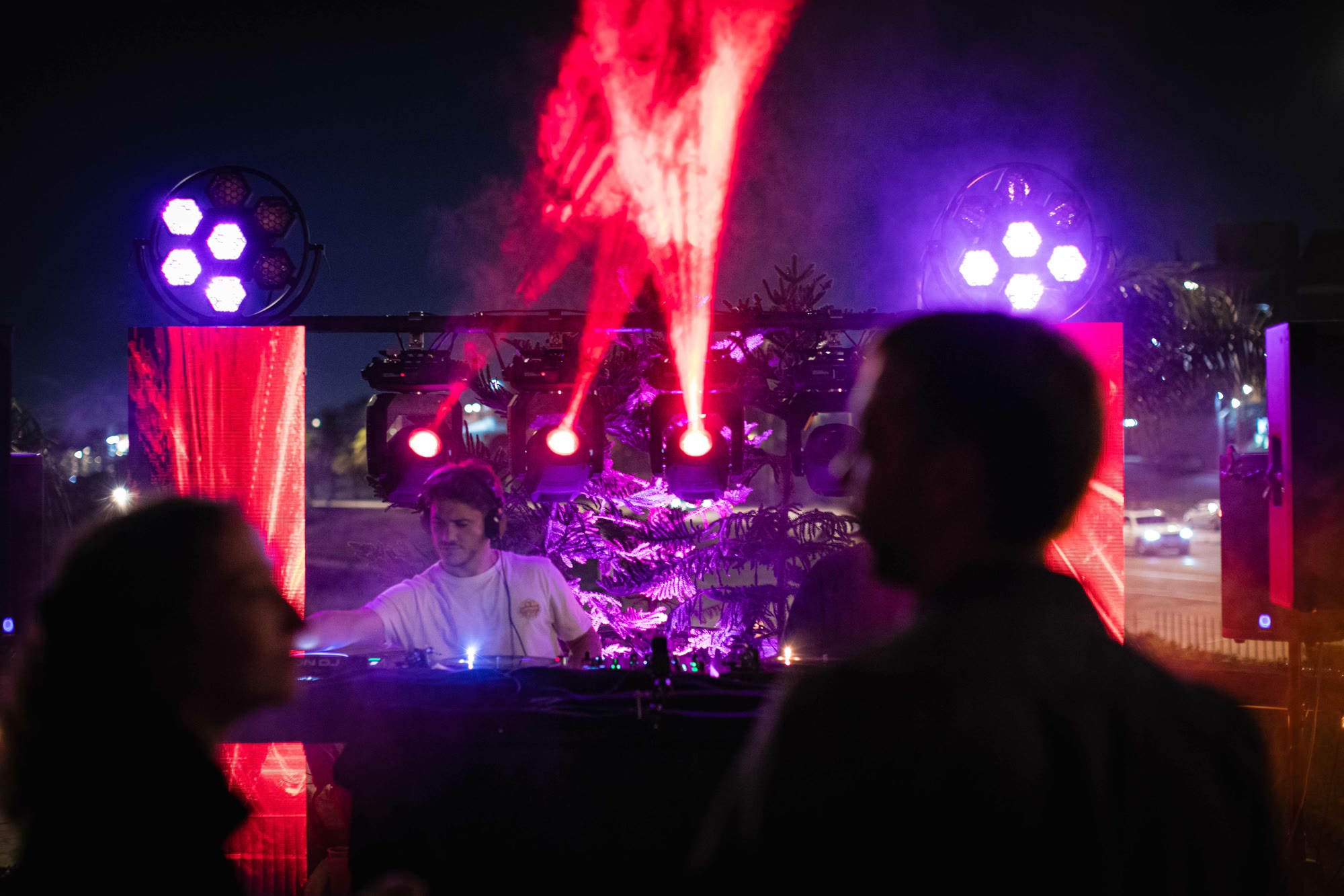 Show de Local Audio de noche con láser e iluminación en un evento en Uruguay